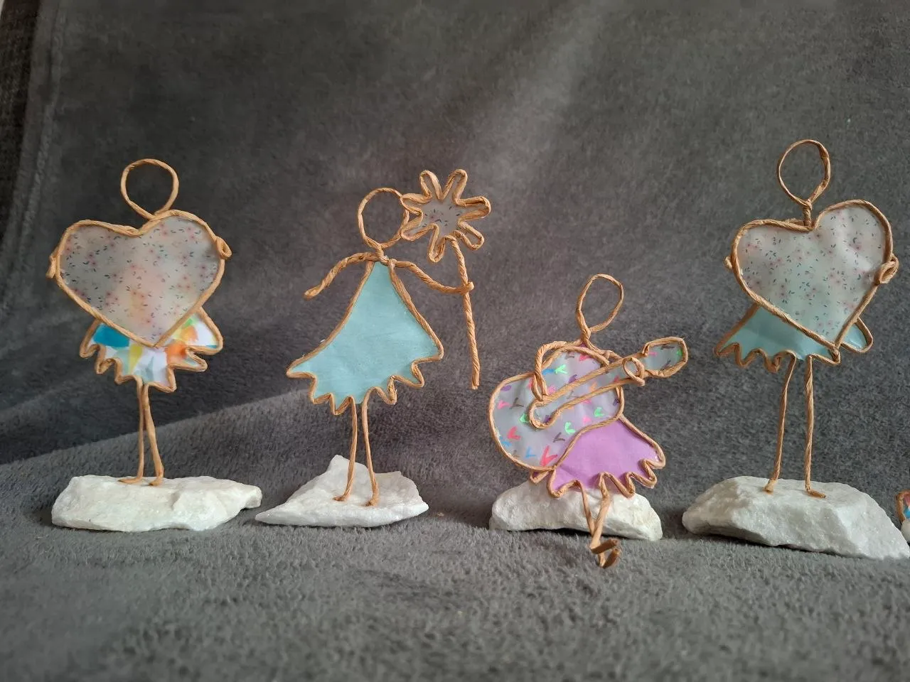 Papierdraht-Figuren mit Herz- und Blumen-Motiven, gestaltet mit bunten, von Kindern bemalten Papieren